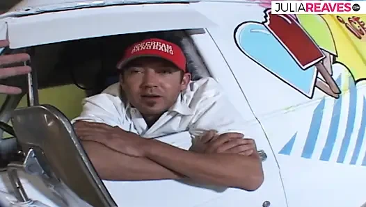 Seksi kız yarak emiyor ve sonra büyük bir ağzına boşalıyor