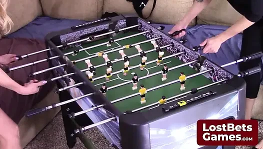 Dua sahabat menavigasi permainan komedi strip foosball ini