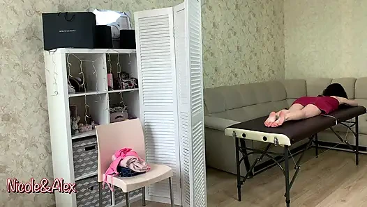 Ein verheiratetes mädchen betrügt mit einem masseurin. Erotische massage