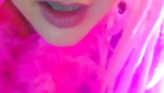 Elimde boşal ve küçük kadın kılıklı bir kaltak gibi sürtün