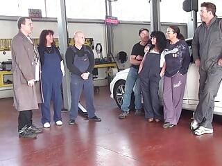 La vecchia donna in carrozzeria ti fa godere