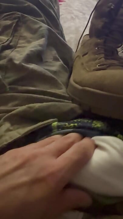 Vojnik američke vojske drka u uniformi i svršava po gaćicama