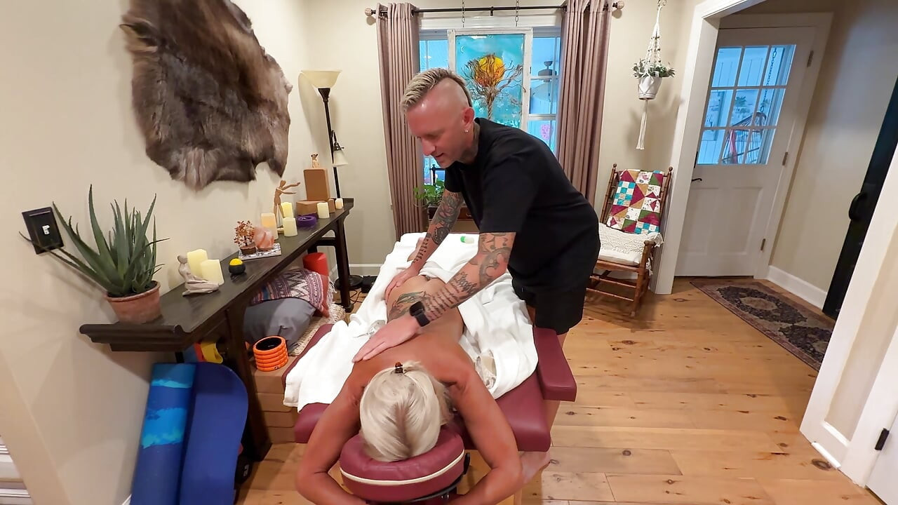 Bradley cxxx gibt der MILf tatiana steele eine volle erotische, sinnliche massage