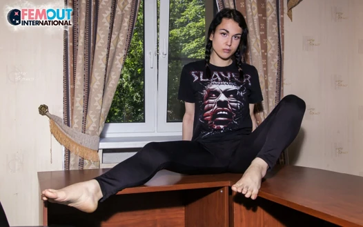 Femout: Alisa Cums Really Hard!