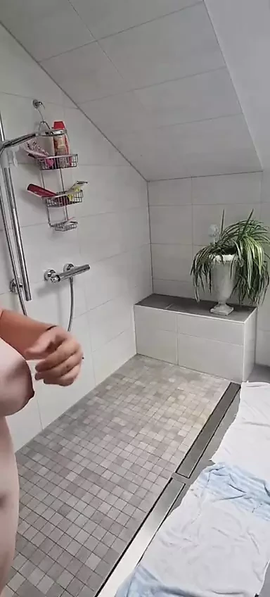 Tôi điếm đi tiểu trong phòng tắm