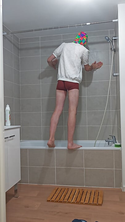I'm cleaning my bathtub (episode 1)