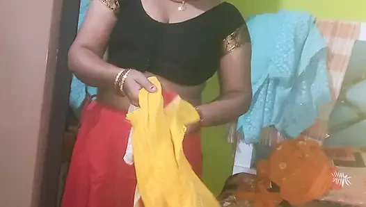 Hintli ev hanımı sarı sari giyiyor.