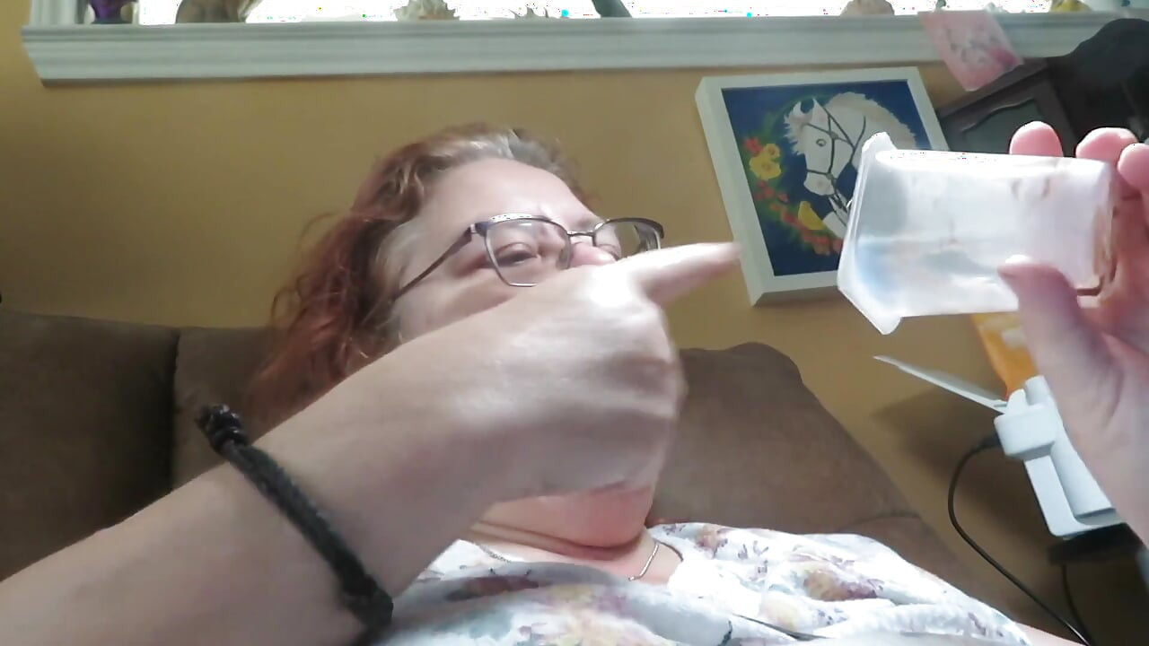 Ich iss meine pudding-tasse für dich, fütter