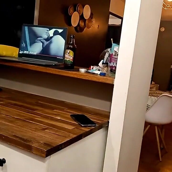 Tu filmezi? Nimfă franceză în genunchi cu oral adânc în gât