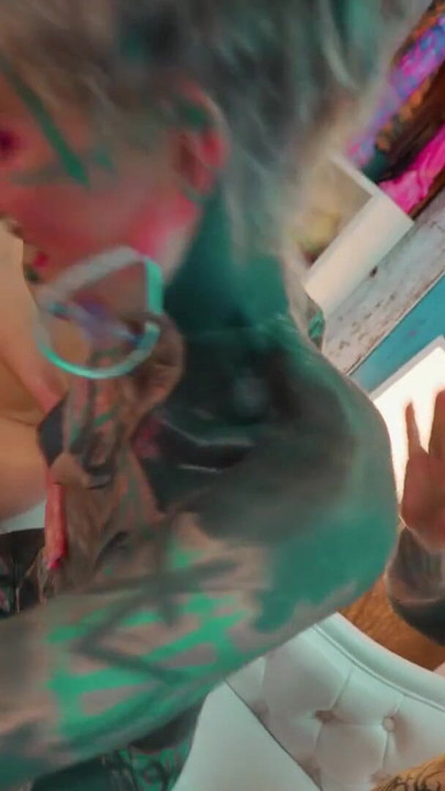 Nauljene tetovirane lezbejke igračke dele metalno zadovoljstvo | Klip 2