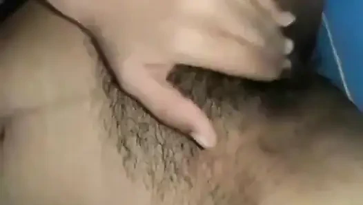 Gadis hot desi mandi dan colok memeknya sendiri