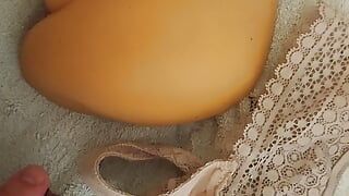 Grosse éjaculation branlette avec gode chatte string remplie de sperm