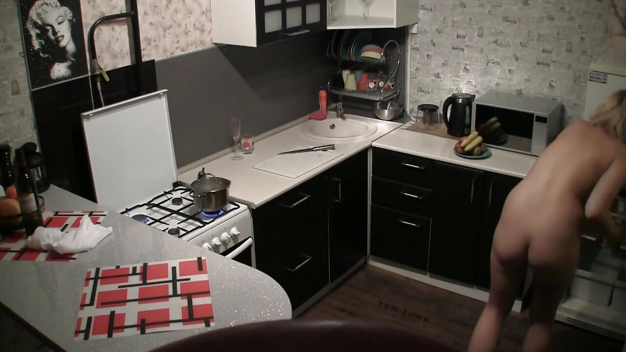 Min tonårs styvdotter är naken och sexig i köket