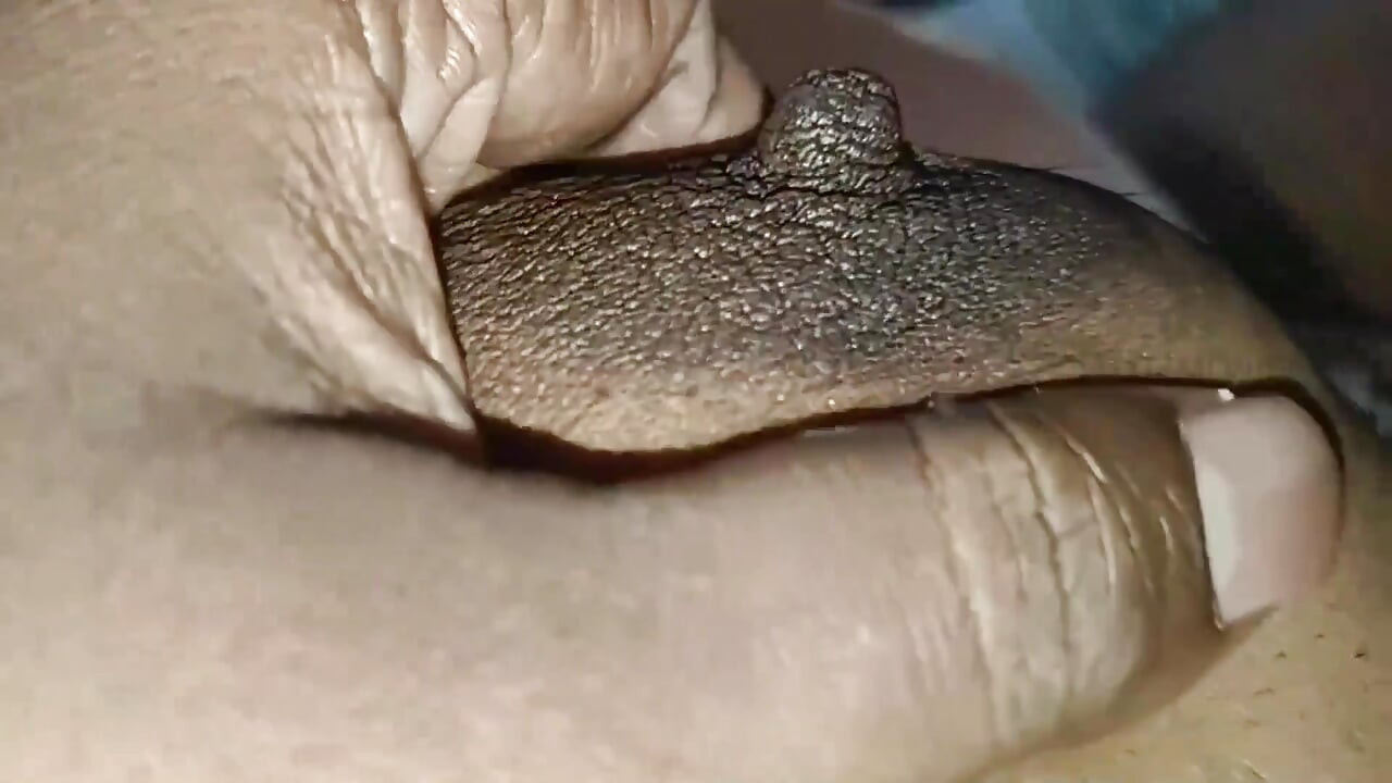 Cuñado jugando con mis tetas