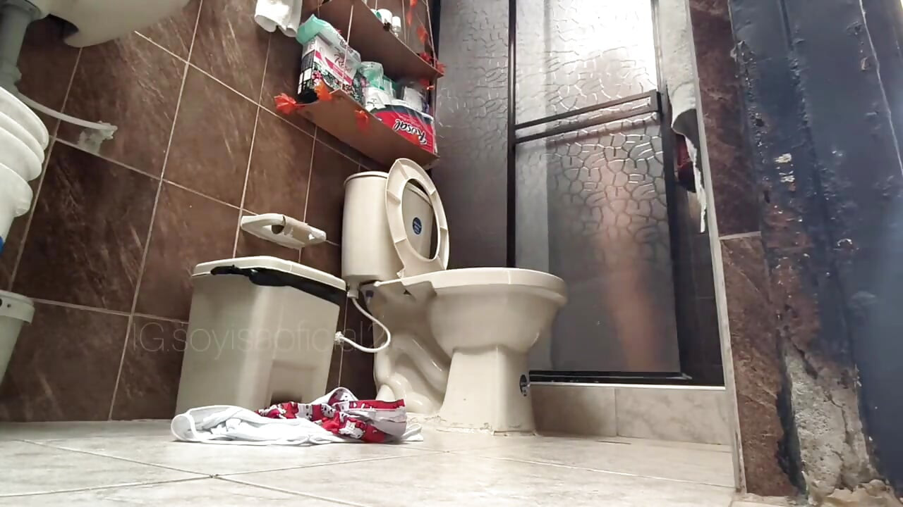 Giantess, the Little Man Spies on Me While I Shower