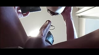 穿着连裤袜和高跟鞋的裸体熟女吞精口交