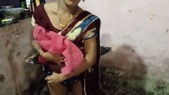 Indisch meisje in een saree heeft snelle seks met Devar