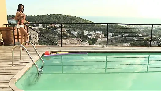 Yoha latinden havuza striptiz