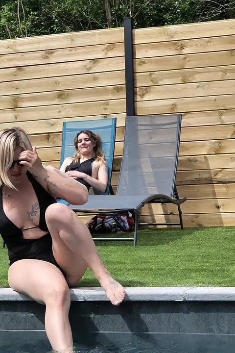 Marie Lumacarie Neukt Dildo Riem Haar Vriendin Kat in Mini