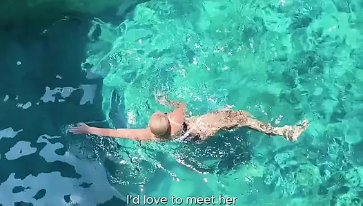 Мне стыдно, я смотрю на свою соседку у бассейна