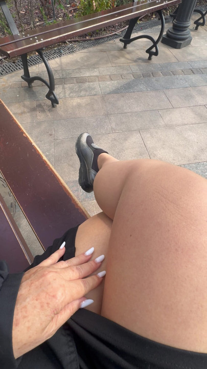 Ateşli üvey anne herkesin içinde bankta seksi bacaklarını gösteriyor