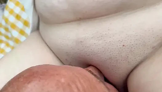 Sapık yaşlı çiftçi beni o kadar sert sikiyor ki süt göğüslerim boşalıyor