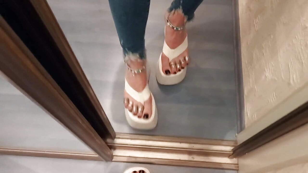 Garras Negras Se Masturban Y Toeran, Chanclas - Primer Plano