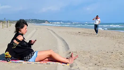 Pelacur pantai dan disetubuhi terangsang di rumah