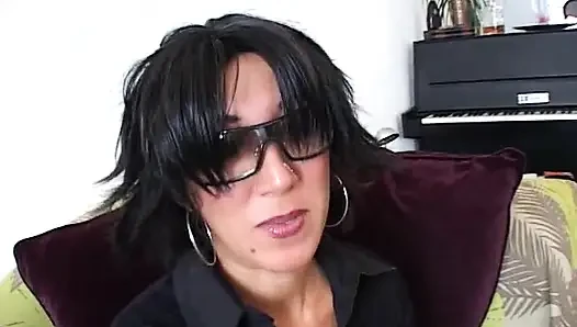 Morgane bermain dildo di rumahnya