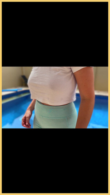 Une chemise mariée mouillée dans la piscine avec des seins parfaits sans soutien-gorge