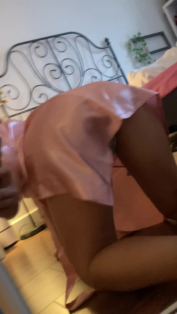 Cewek cantik dengan warna pink