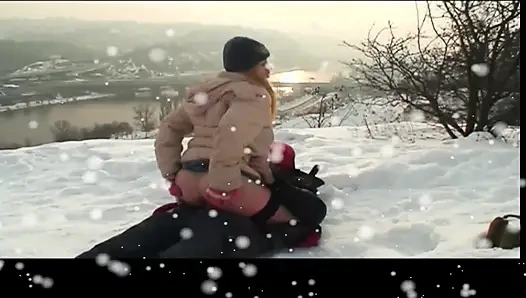 Genç orta yaşlı seksi kadın karda büyük sert yarakla amından sikiliyor ve dölleniyor