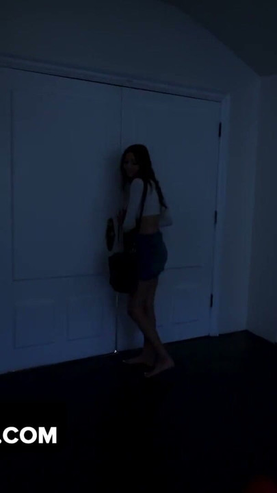 DadCrush - zdzirowata nastolatka Layla Jenner cieszy się wielkim kutasem starego ojczyma | Klip 1