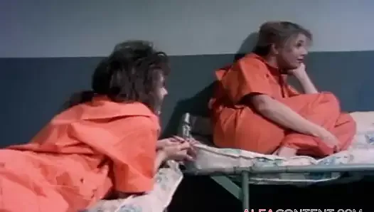 Action lesbienne classique en prison