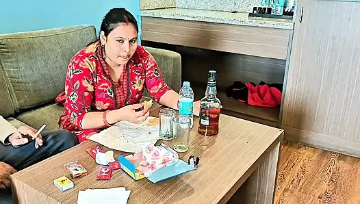 Hintli çift otel odasında samimi