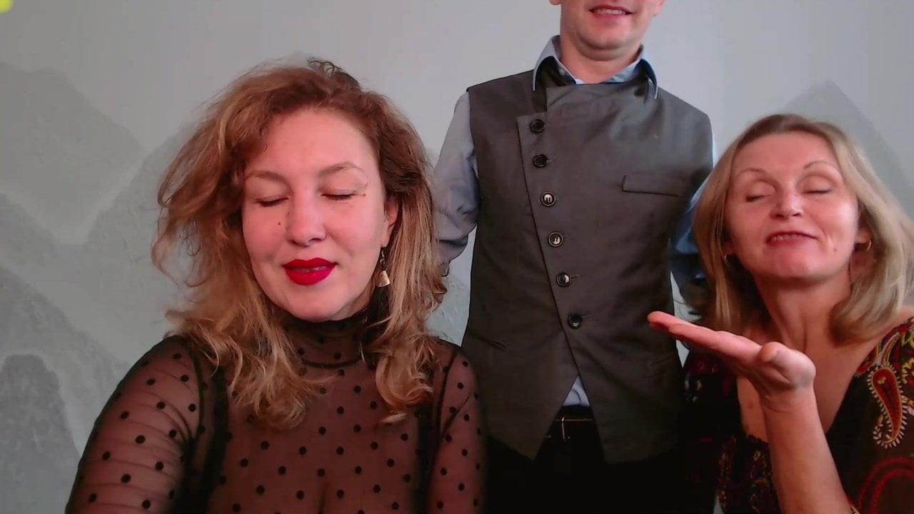 2 MILFs love to suck and tease young guy