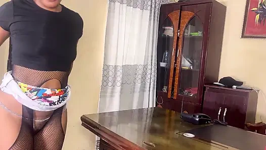 Aku pergi menemui teman lamaku di kantornya dan aku ngentot kontolnya habis-habisan