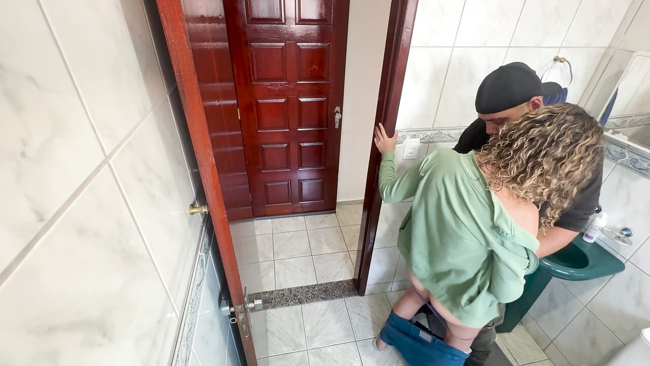 Η γειτόνισσα με κατασκοπεύει και μπαίνει στο μπάνιο για να τριφτεί πάνω μου.