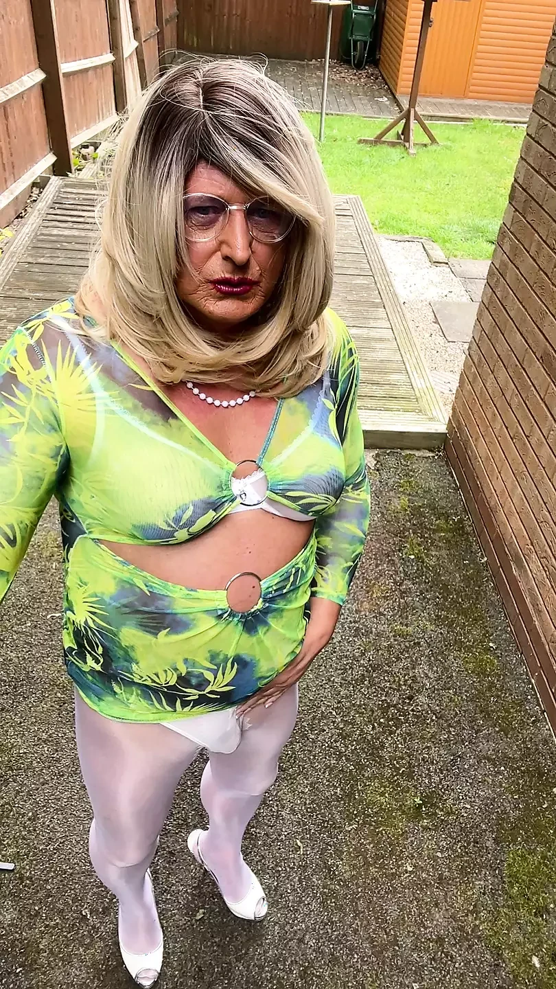 Amateur crossdresser Kellycd2022 sexy milf peeing her little white panties and masturbating in sexy white pantyhose and heels