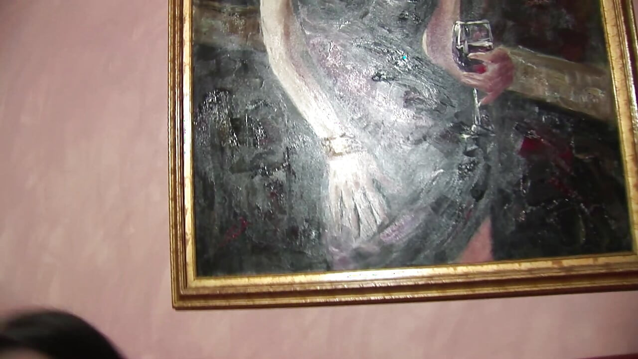 Blonda Bombshell este de un armăsar atârnat pe canapeaua roșie