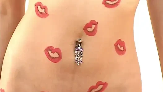 Vücudunun her yerine öpüşüyor