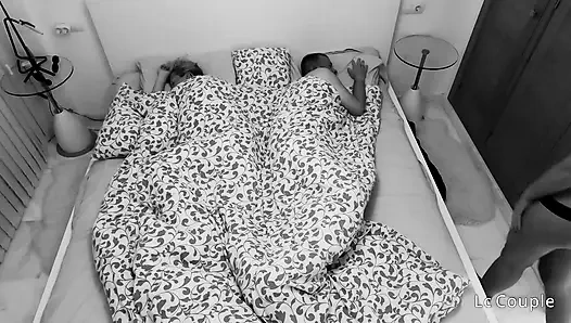 Nachtsichtkamera, geile freundin der ehefrau schleicht sich in unser bett, amateur-FFm-dreier