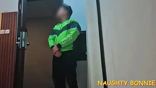Kurir berubah jadi budak seks pribadinya untuk pelanggan yang super sange