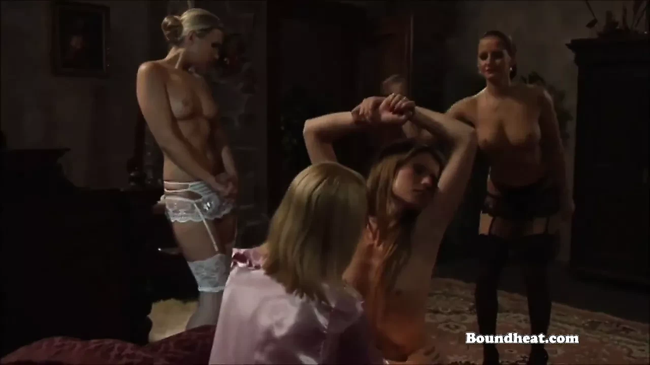 四个淫荡的情妇鞭打一个奴隶