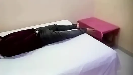 Молодой Devar дрочит пенис внутри штана - бхабхи видели и минет, затем трахнули в киску для кримпая на Сари