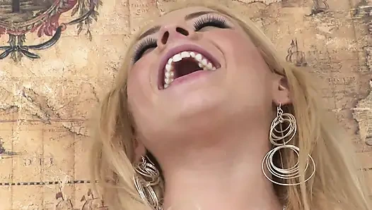 Aku suka kontol besar hitam pacarku...