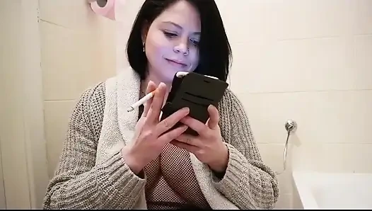 Cewek sange ini lagi asik merokok sambil bugil