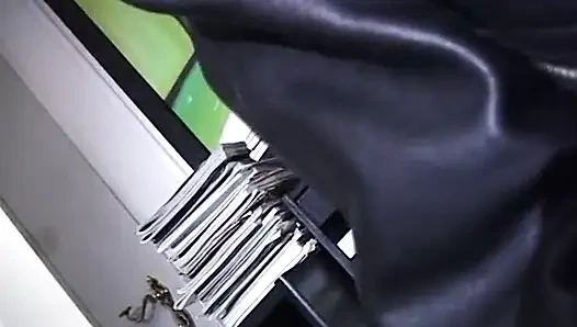 Reife schlampe fingert und reibt ihre muschi beim casting