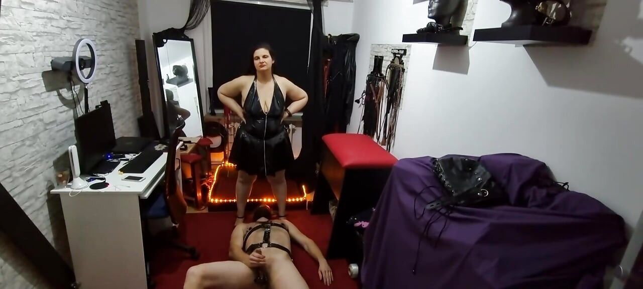 İri göğüslü dominatrix zindanda bağlı kölenin zonklayan yarağını azdırıyor