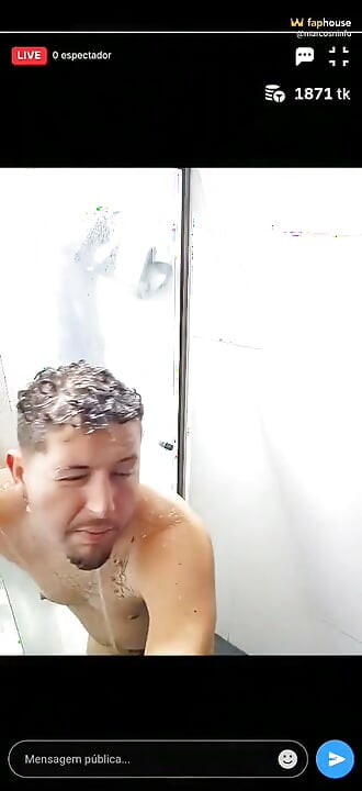 Jag tog en dusch på livestreamen och fick några stygga följare